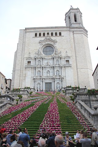 https://upload.wikimedia.org/wikipedia/commons/thumb/e/e6/Catedral_de_Girona%2C_temps_de_flors_2012.jpg/320px-Catedral_de_Girona%2C_temps_de_flors_2012.jpg