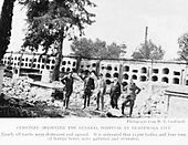 English: In the San Juan de Dios Cemetery, adjacent to the hospital, tombs got open and the remains exposed. Español: En el cementerio de San Juan de Dios, adjunto al hospital del mismo nombre, las tumbas generales se abrieron y los restos quedaron expuestos.