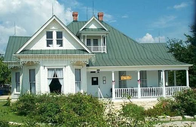 The farmhouse used for The Texas Chain Saw Massacre was moved from La Frontera to Kingsland, Texas, and restored as a restaurant.