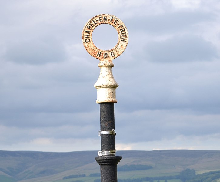 File:Chapel-en-le-Frith R.D.C. signpost (cropped).jpg