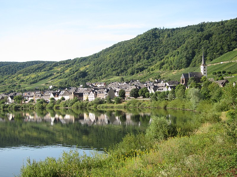 File:Characteristic Mosel village Bremm - panoramio.jpg
