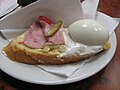 English: Czech sandwich with egg and ham. Čeština: Chlebíček se šunkou a vejcem.