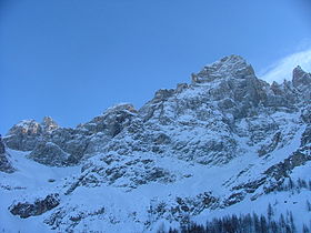 Vedere de iarnă a versantului vestic.