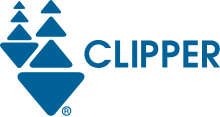 O logotipo do Clipper.  Dois navios, cada um composto por três triângulos azuis arredondados apontando para cima sobre um triângulo azul apontando para baixo.  O navio da direita é duas vezes maior que o navio da esquerda.  À direita está a palavra "Clipper" em letras maiúsculas.