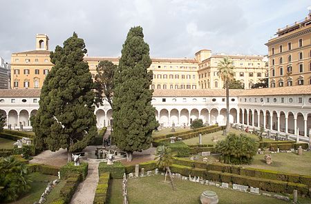 Tập_tin:Cloister_garden,_2015-12-05.jpg