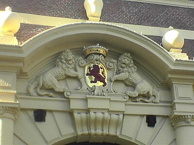 Het wapen van Holland boven de Mauritspoort, bij het Binnenhof