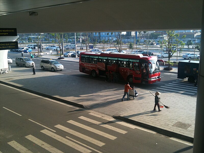 File:DAD Arrivals road 2012.JPG