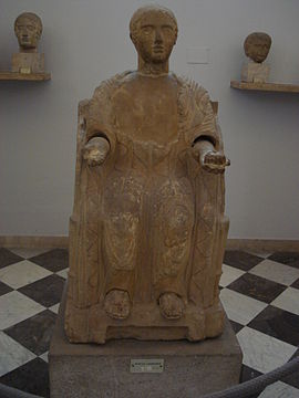 Persefona etruscă sau femeia decedată ținând o rodie. (Muzeul Arheologic din Palermo)