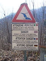 Category:Warning road signs in Italy - Wikimedia Commons