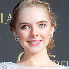 Darcy Rose Byrnes na estreia mundial de Cinderela no El Capitan Theatre Hollywood, 1º de março de 2015.jpg