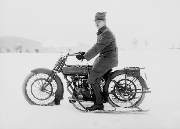 Motocyclette avec skis sur le coté