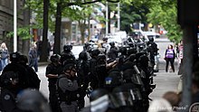 Riot police keeping opposing groups separated Defending Portland (35064116006).jpg