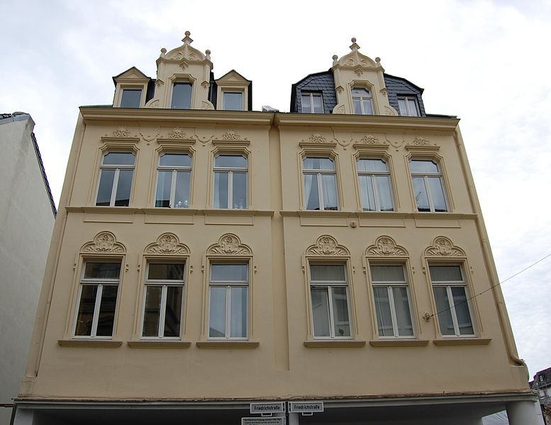 File:Denkmalgeschützte Fassade, Bonn Friedrichstraße 14 u. 16.JPG