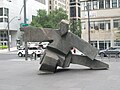The Snake, Skulptur in Montreal, am Square Victoria, die ihren Namen vom gleichnamigen Tai-Qi-Bild bezieht