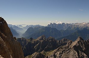 The Cima Pape o Sanson (grassy summit in the middle), on the left just behind the Pale di San Lucano (the pointed summits on the left are the Cime d 'Ambrusogn, the broad summit in the middle of the Monte San Lucano), for further details see file: Dolomitai4.JPG.