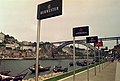 Các biển hiệu vang Porto dọc bờ sông Douro