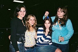 The Donnas em novembro de 2004 - a partir da esquerda: Brett Anderson, Torry Castellano, Allison Robertson, Maya Ford