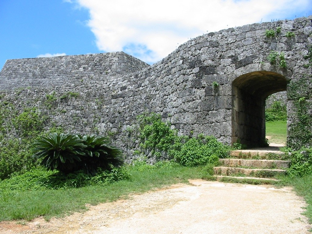 Doorway to the castle (3875119721)