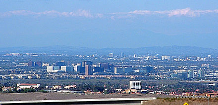 מבט אל פרוורי אירוויין. המגדל הלבן בחזית שייך למרכז המסחרי 'יוניברסיטי סנטר', והשטחים שמימינו ומשמאלו שייכים לאוניברסיטה.