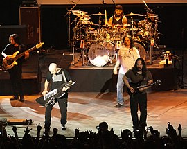 Dream Theatre bor i Rio de Janeiro, 2008 (fra venstre til høyre: John Myung, Jordan Rudess, Mike Portnoy, James LaBrie og John Petrucci)