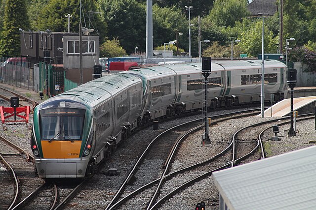 An IÉ 22000 Class DMU (22054) at Drogheda MacBride