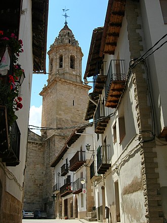 E14 Carrer d'Aragó, amb el campanar de Santa Maria al fons.jpg