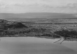 Flugaufnahme des Broyekanals (1954), vorne der Murtensee