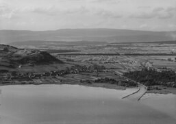Flugaufnahme des Broyekanals (1954), vorne der Murtensee