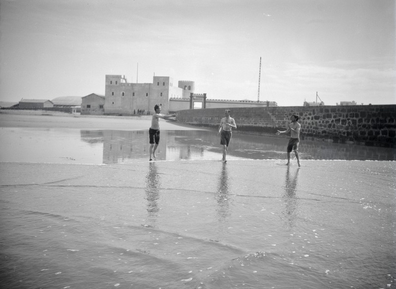 File:ETH-BIB-Reisegefährten von Walter Mittelholzer beim Ballspiel am Strand beim Kap Juby-Tschadseeflug 1930-31-LBS MH02-08-1059.tif