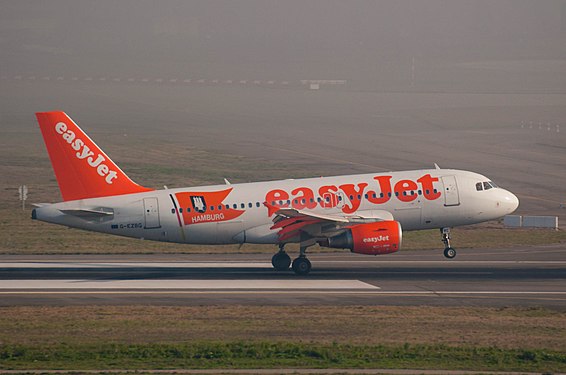 EasyJet's Airbus A319 landing at Toulouse-Blagnac in the fog