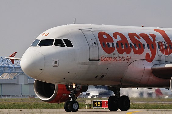 G-EZBU (A319, easyJet)