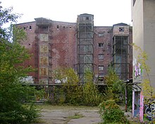 Terrasse/Innenhof 220px-Eisfabrik_Berlin_Innenhof_01