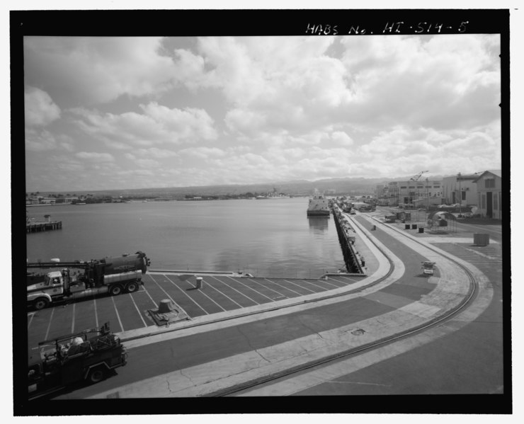File:Elevated overview of Facility Nos. B-1 and N-2, showing crane tracks, view facing north - U.S. Naval Base, Pearl Harbor, South Quay Wall and Repair Wharf, L-shaped portion of quay walls HABS HI-514-5.tif