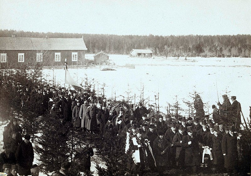 File:Elias Lönnrotin hautajaissaattue Sammatin koululta kirkolle 3.4.1884. Arkkua kantavat eri osakuntaien edustajat.jpg