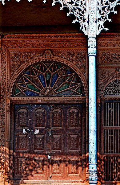 File:Entrance of an old haveli, Farrukhnagar.jpg