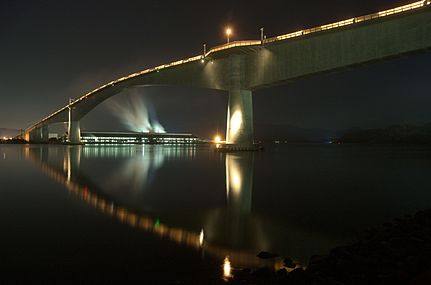 Eshima-ōhashi-silta yhdistää Sakaiminaton Matsueen