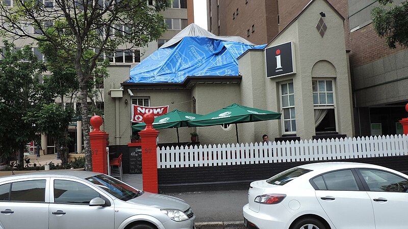 File:Espie Dods House, front view, following storm damage to roof, 2015.JPG