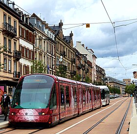 Eurotram na stacji Porte Blanche, na peronie mieszanym autobusowo-tramwajowym.