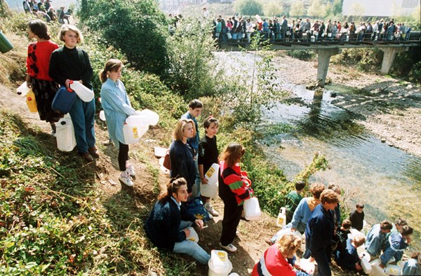 Citizens of Sarajevo in line for water