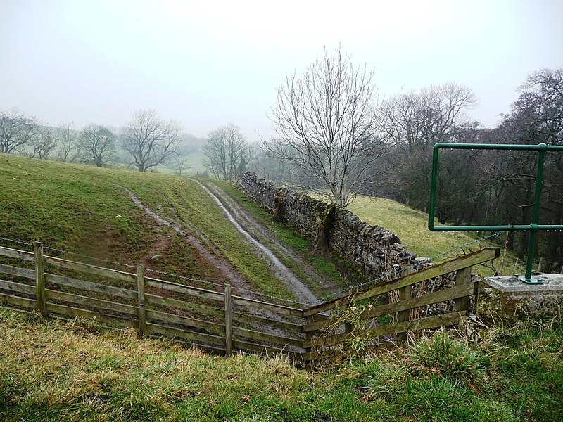 File:Farm track passing under former railway - geograph.org.uk - 2340865.jpg