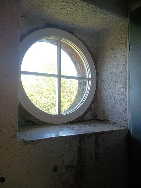 File:Fenster Treppenaufgang Aussichtsturm Czorneboh (2).jpg