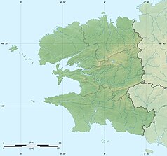 Mapa konturowa Finistère, blisko centrum na prawo znajduje się owalna plamka nieco zaostrzona i wystająca na lewo w swoim dolnym rogu z opisem „Réservoir de Saint-Michel”