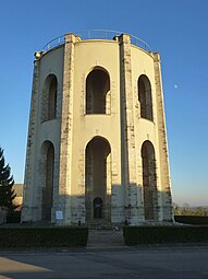 Tour en maçonnerie de l'ancien château d'eau de Forges (Seine-et-Marne), France.