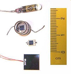 Photographie de photodiodes avec l'ordre de grandeur de leurs dimensions