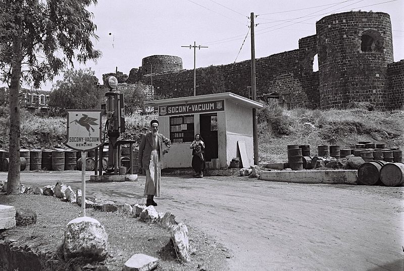 File:GAS STATION IN TIBERIAS. תחנת דלק ליד העיר טבריה.D839-099.jpg