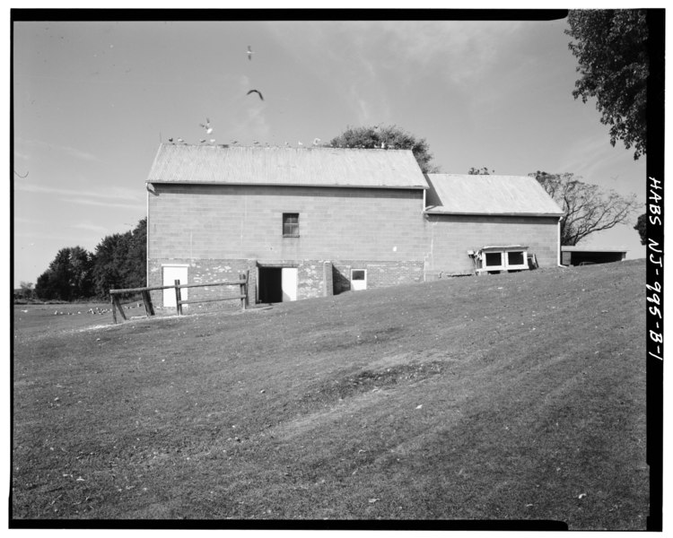 File:GENERAL VIEW OF SOUTH SIDE LOOKING NORTH - Amaziah Burcham Farm, Livestock Barn, South Second Avenue, Millville, Cumberland County, NJ HABS NJ,6-MILLV,4B-1.tif