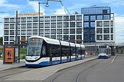 15G-tram en Combino op lijn 19 op het Carrascoplein / Station Sloterdijk; juni 2021. Foto: Erik Swierstra.