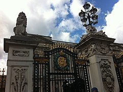 Gate to Buckingham Palace.JPG