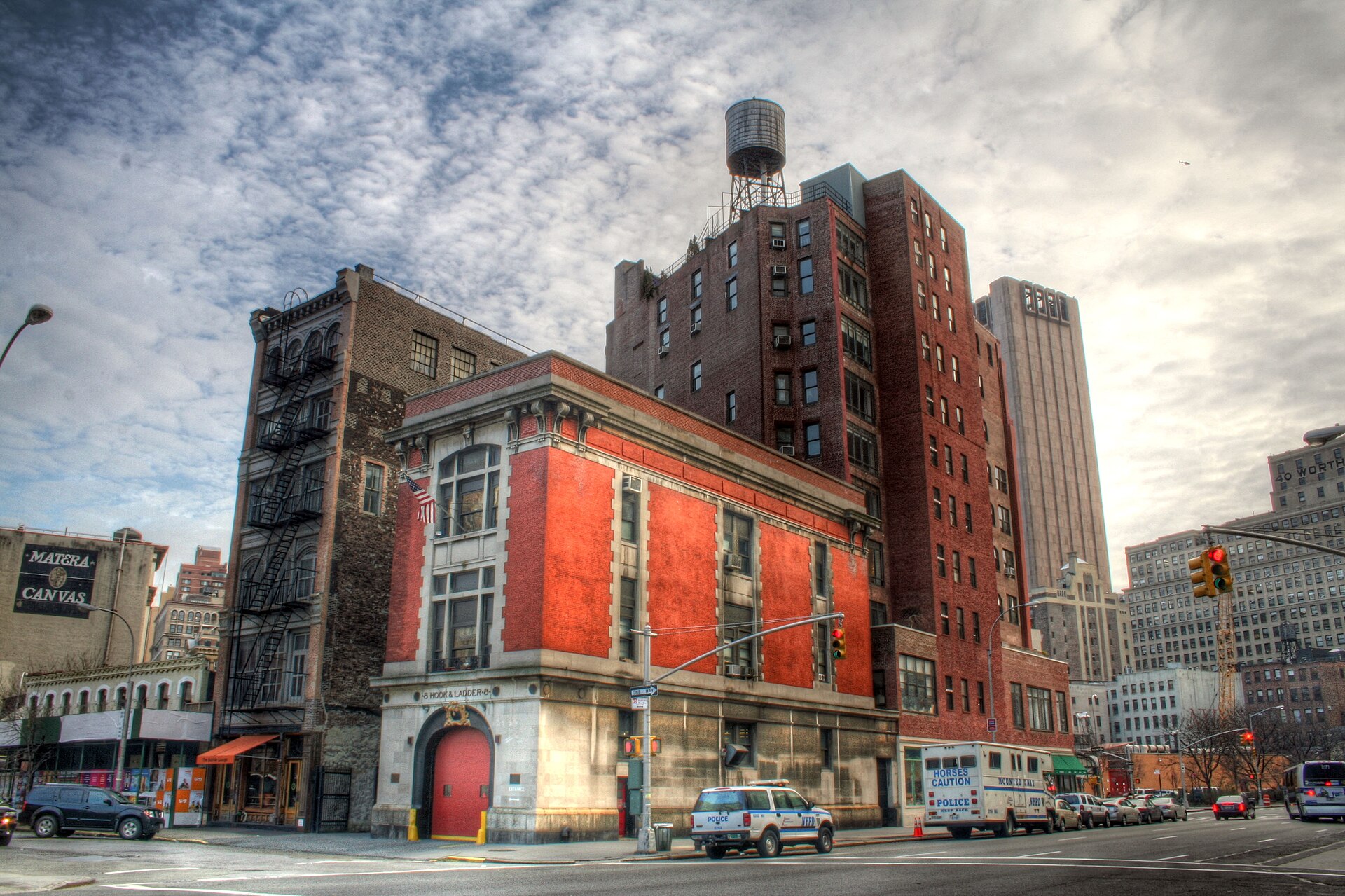Das Gebäude der Hook and Ladder 8 Feuerwache in Tribeca, Manhatten diente in den Ghostbusters-Filmen als Kulisse des Hauptquartiers der professionellen Geisterjäger. Bild: Phillip Ritz, New York, NY, USA / CC BY 2.0
