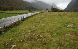 Blick auf das Ackerland etwas außerhalb des Dorfes